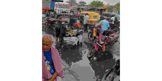 सूर्यगढ़ा बाजार में हल्की बारिश से जलजमाव, स्थानीय प्रशासन की अनदेखी से लोग परेशान